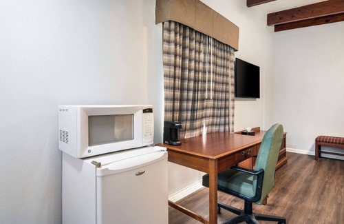 Clarksville Hotel | Quality Inn - On The Lake Clarksville-Boydton