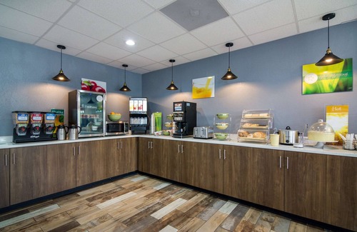 Clarksville Hotel | Quality Inn - On The Lake Clarksville-Boydton