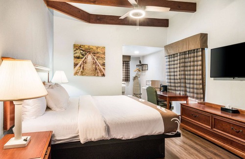 Clarksville Hotel | Quality Inn - On The Lake Clarksville-Boydton