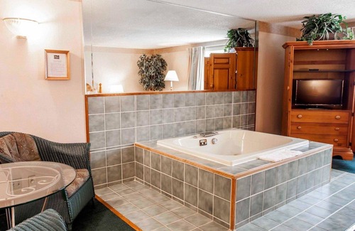 West Hills Hotel | Quality Inn & Suites Bremerton near Naval Shipyard