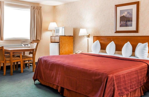 West Hills Hotel | Quality Inn & Suites Bremerton near Naval Shipyard