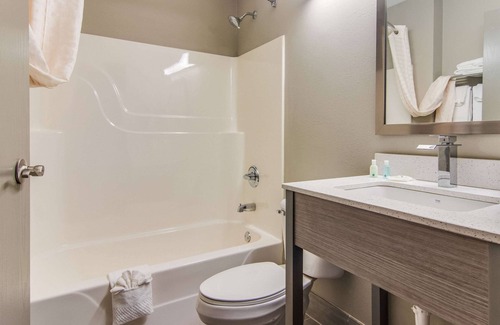 Mercer Hotel | Quality Inn & Suites Grove City - Outlet Mall