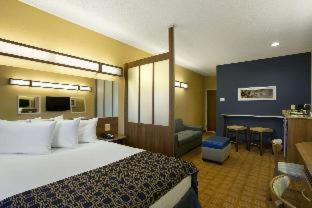 Strabane Hotel | Quality Inn & Suites
