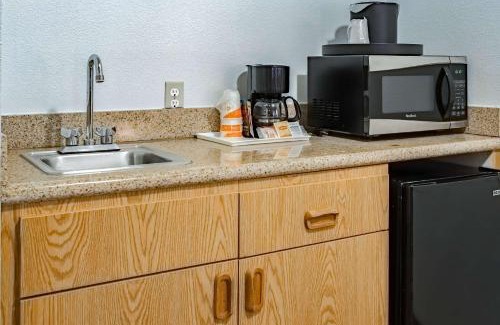 Pleasant Valley Hotel | Quality Inn & Suites Vancouver North