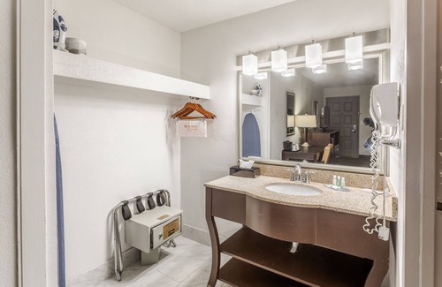 Lansing Hotel | Quality Inn University