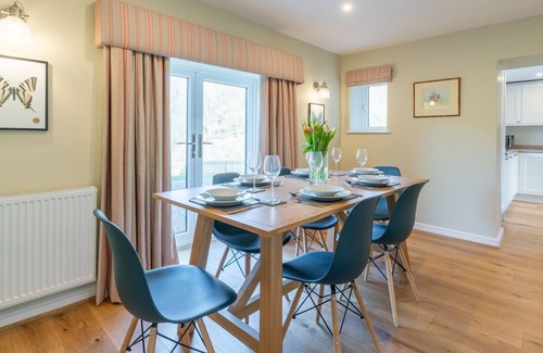 Lydney Cottage | Quarry Lodge, Lydney - sleeps 6 guests in 3 bedrooms