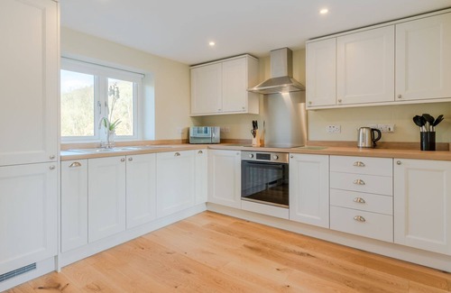 Lydney Cottage | Quarry Lodge, Lydney - sleeps 6 guests in 3 bedrooms