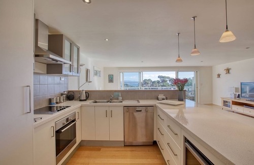 Binalong Bay House | Quarterdeck Apartment