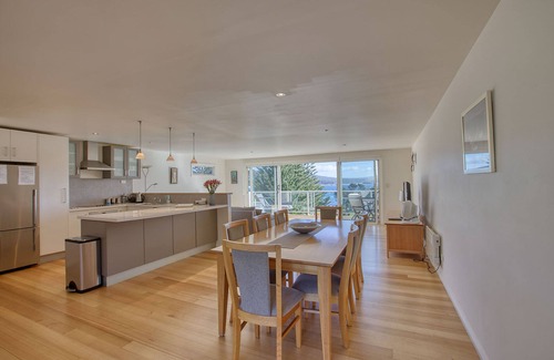 Binalong Bay House | Quarterdeck Apartment