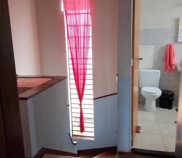 Serra Apartment | Quarto com varanda em casa próxima a área hospitalar em BH