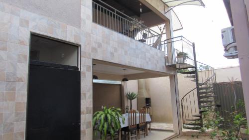 Uberaba House | Quarto com varanda e entrada independente