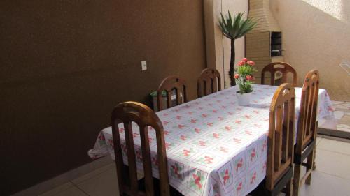 Uberaba House | Quarto com varanda e entrada independente