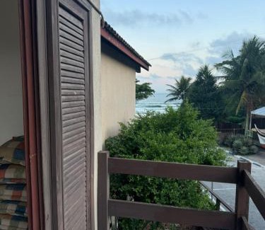 Tombo House | Quarto lateral da beira mar - tombo - guarujá