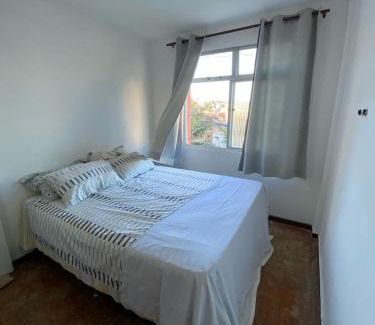 Rio Vermelho Apartment | Quarto no Rio Vermelho laranja