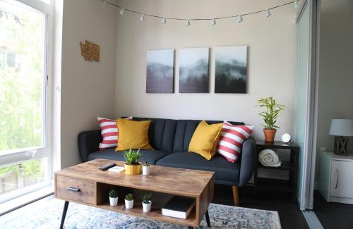 Lower Queen Anne Apartment | Queen Anne Abode - 1 Block from CPA! - Free Parking!