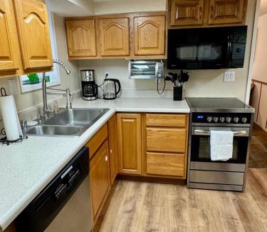 North Queen Anne Apartment | Queen Bea-Seattle-Queen Anne-Basement-Level