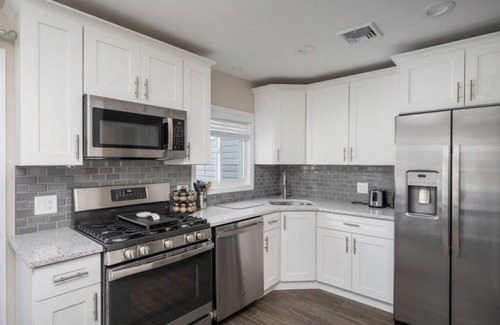 Plainedge House | Queen bedroom 1 min to highway