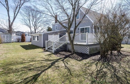 Plainedge House | Queen bedroom 1 min to highway
