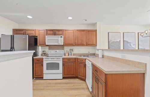Charleston House | Queen Kelsey - mins from Credit One - pet friendly
