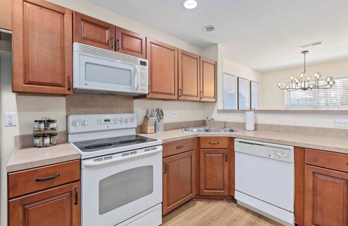 Charleston House | Queen Kelsey - mins from Credit One - pet friendly