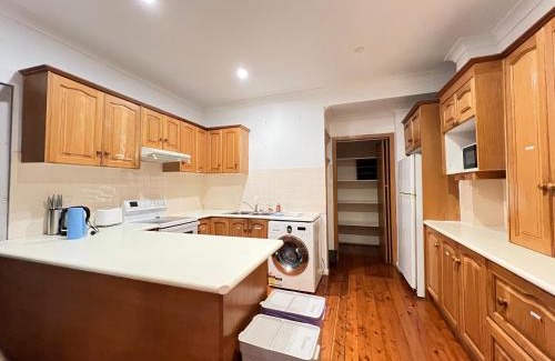 Rydalmere House | Queen Room in Rydalmere - R4