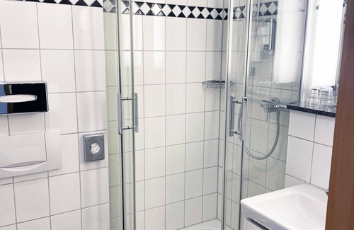 Unterrath Hotel | Queen Single Apartment