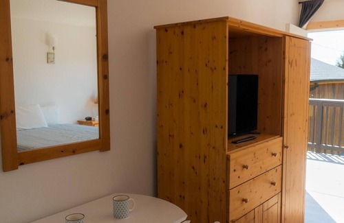 Ucluelet Hotel | Queen Studio Cottage/Kitchenette/Deck/Sauna & Cold-Plunge/Little Beach