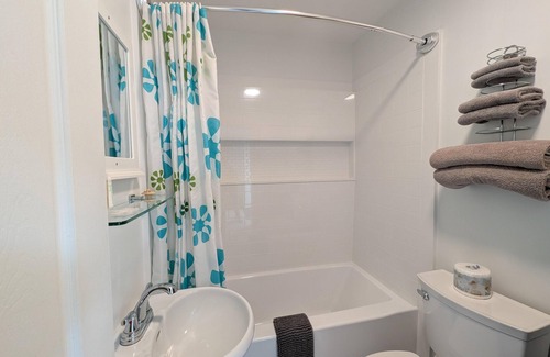 Ucluelet Hotel | Queen Studio Cottage/Kitchenette/Deck/Sauna & Cold-Plunge/Little Beach