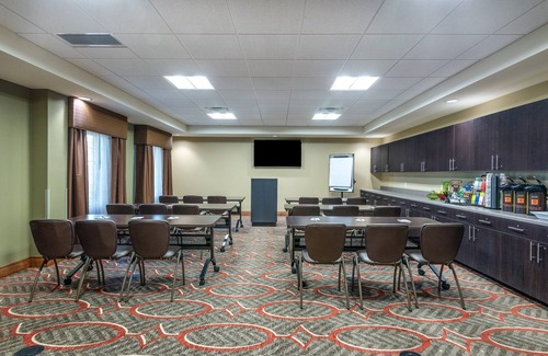 Altoona Apartment | Queen Studio | Free Breakfast, Free Wi-Fi, Indoor Pool and Hot Tub