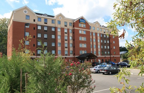 Aquia Harbour Condo | Queen Suite in Stafford! Shared Indoor Pool + 24h Business Center
