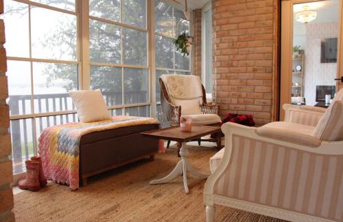 Rossmore House | Queen Suite with Private Ensuite at Fancie's PEC - Suite 1