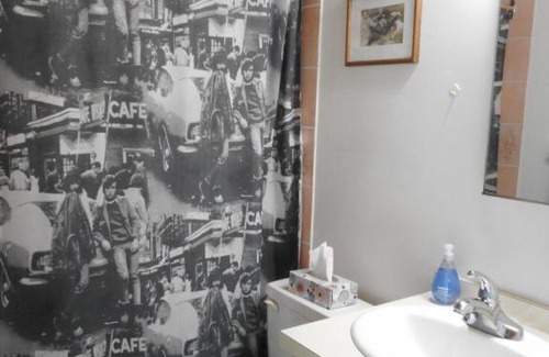 Whitehorse House | Queen, walk to village center