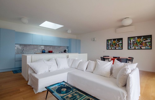 Pugliola House | Quercia: 2 BDR, Aicondo, Seaview, Pool, Tennis, plus Private Parking in Lerici!