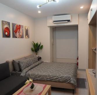 South Triangle Hotel | Quezon City Apartment 2 Condo-Hotel with Pool View