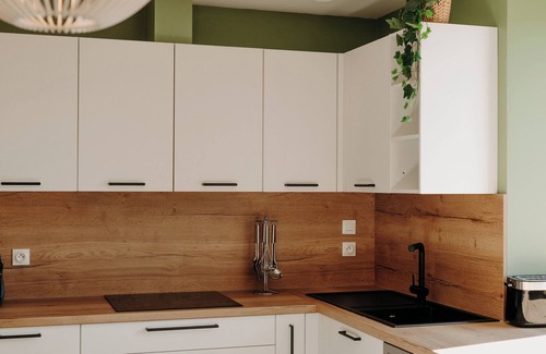 Saint-Etienne-de-Fontbellon House | Quiet town house with parking, courtyard, wifi and Clim, green lane