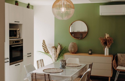 Saint-Etienne-de-Fontbellon House | Quiet town house with parking, courtyard, wifi and Clim, green lane