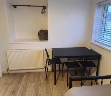 Crawley House | QUICK STOP-GATWICK STAY, Triple room