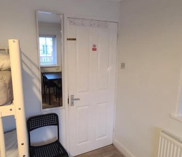 Crawley House | QUICK STOP-GATWICK STAY, Triple room