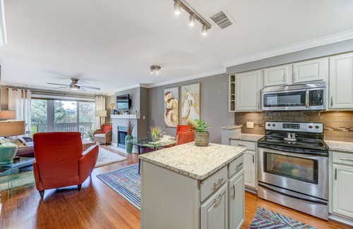 St. Louis Condo | Quiet 1 Bed condo with in unit laundry & assigned covered parking in secure bldg