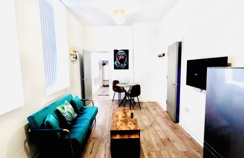 Bury Apartment | Quiet 1BR | Turf Apartment | 5 Mins to Bury