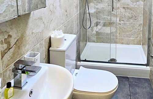 Bury Apartment | Quiet 1BR | Turf Apartment | 5 Mins to Bury