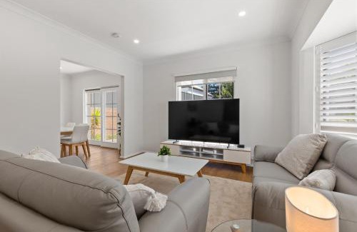 Glenelg South House | Quiet 2-Bed Retreat with Private Courtyard
