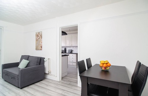 Kirkby House | Quiet 3 bed house, pet friendly