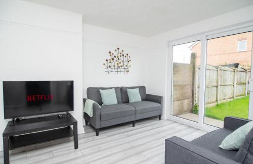 Kirkby Apartment | Quiet 3 bed house, pet friendly