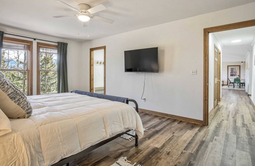 Cripple Creek Ski Chalet | Quiet 3BR Cabin w Peak View & Hot Tub near Cripple Creek