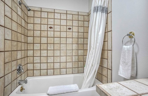 Cripple Creek Ski Chalet | Quiet 3BR Cabin w Peak View & Hot Tub near Cripple Creek