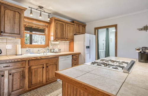 Cripple Creek Ski Chalet | Quiet 3BR Cabin w Peak View & Hot Tub near Cripple Creek
