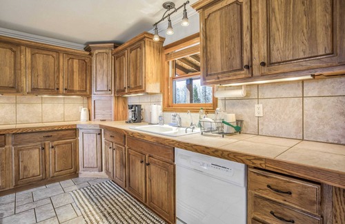 Cripple Creek Ski Chalet | Quiet 3BR Cabin w Peak View & Hot Tub near Cripple Creek