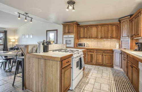 Cripple Creek Ski Chalet | Quiet 3BR Cabin w Peak View & Hot Tub near Cripple Creek