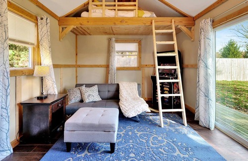 Mahomet House | Quiet 4 bedroom get away 20 min from Campus